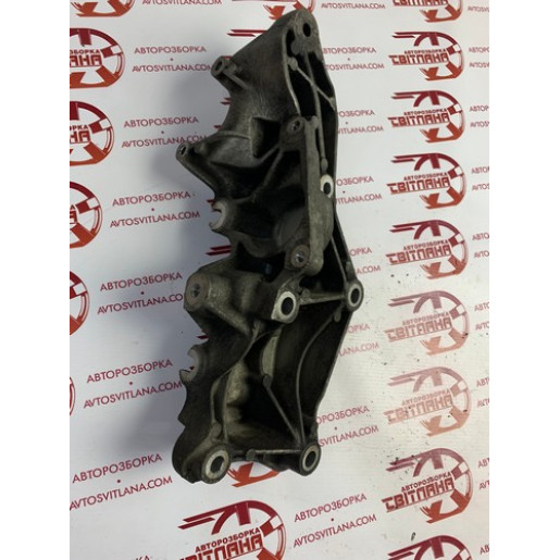 Кронштейн генератора Opel Vivaro 2007-2014 93168356